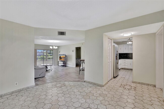 Building Photo - 4050 NW 42nd Ave