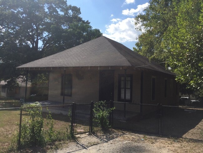Building Photo - **AVAILABLE NOW**2 or 3 Bedroom / 1 Bathroom Home for Rent in Columbus, GA***