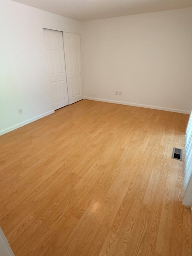 Building Photo - Spacious West Linn Ranch with Multiple Living Spaces, Large Fenced Backyard & Landscaping Included!