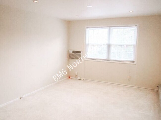 Building Photo - 3553 Martha Custis Dr