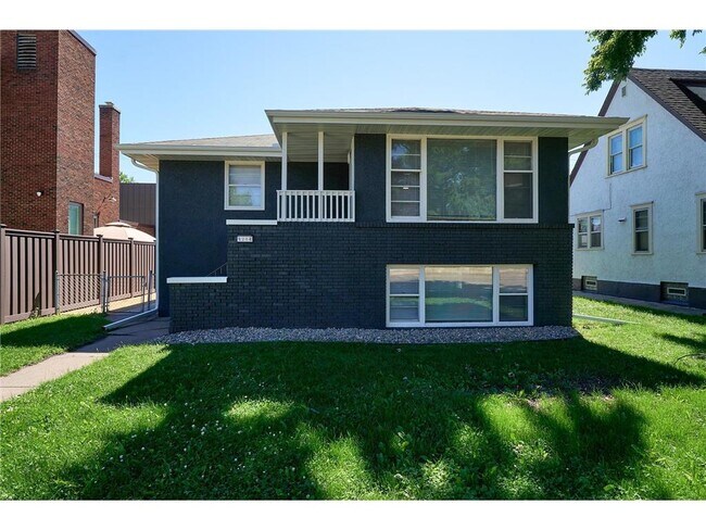 Primary Photo - 1284 Snelling Ave N