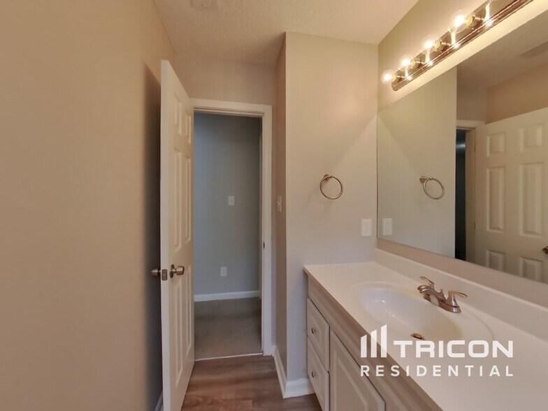 Building Photo - 2934 Hawick Commons Dr