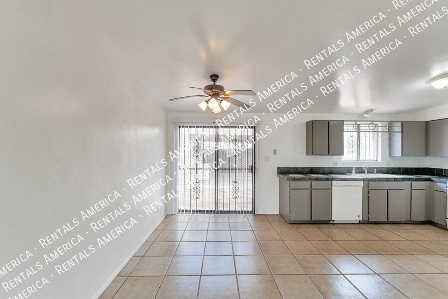 Building Photo - 801 E Holaway Dr