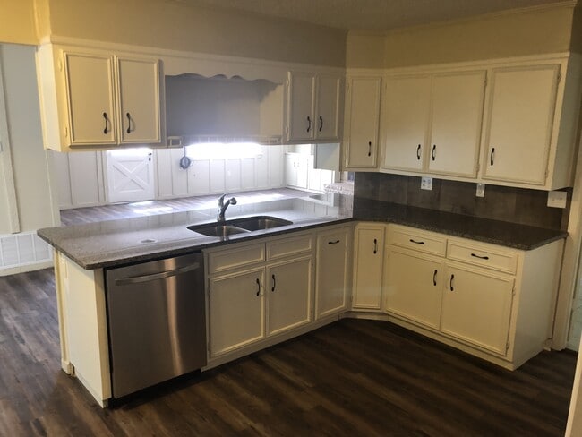 Building Photo - 9800 Dollarway Rd
