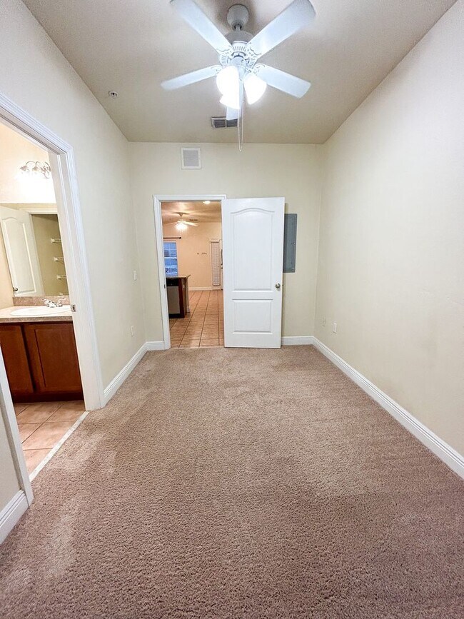 Building Photo - Chase Hollow #101