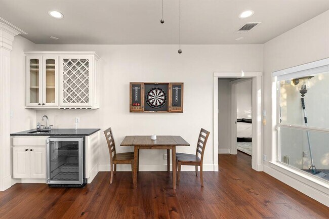 Building Photo - 1400 Camelback