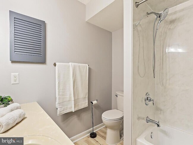 Building Photo - 303 Trinity Ct