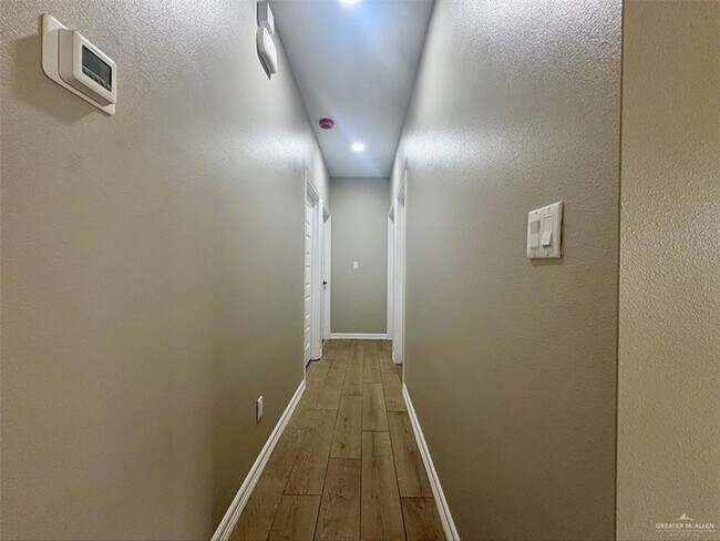 Building Photo - 913 E 13th St