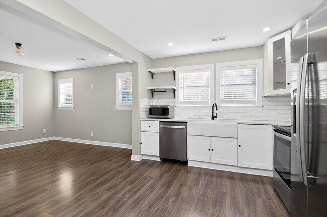 Building Photo - 4044 Dinglewood Ave