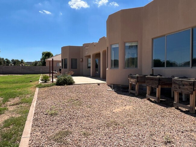 Building Photo - Gilbert 4 Bed & 3 Bath on HUGE LOT - Acre+...