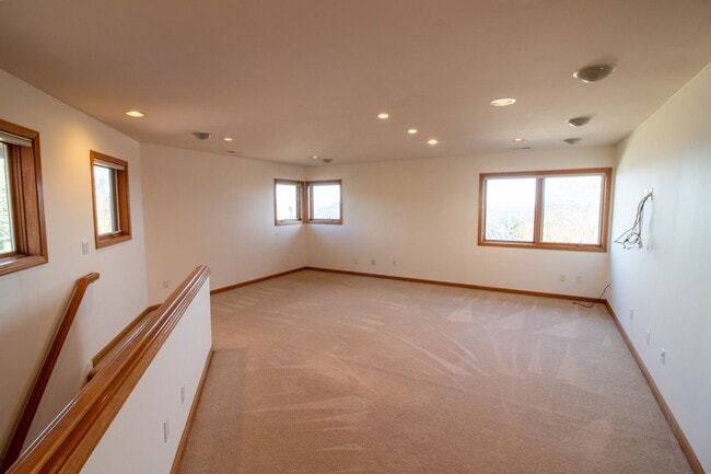 Building Photo - 4bd/4ba Bellevue Home
