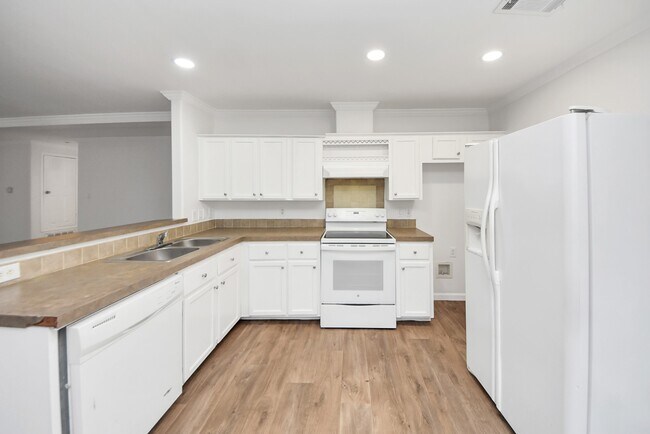 Building Photo - 6526 Carver Rd