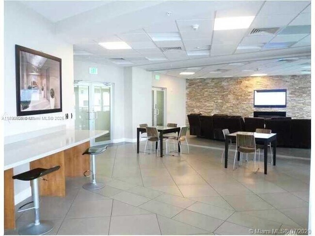 Building Photo - 1750 N Bayshore Dr