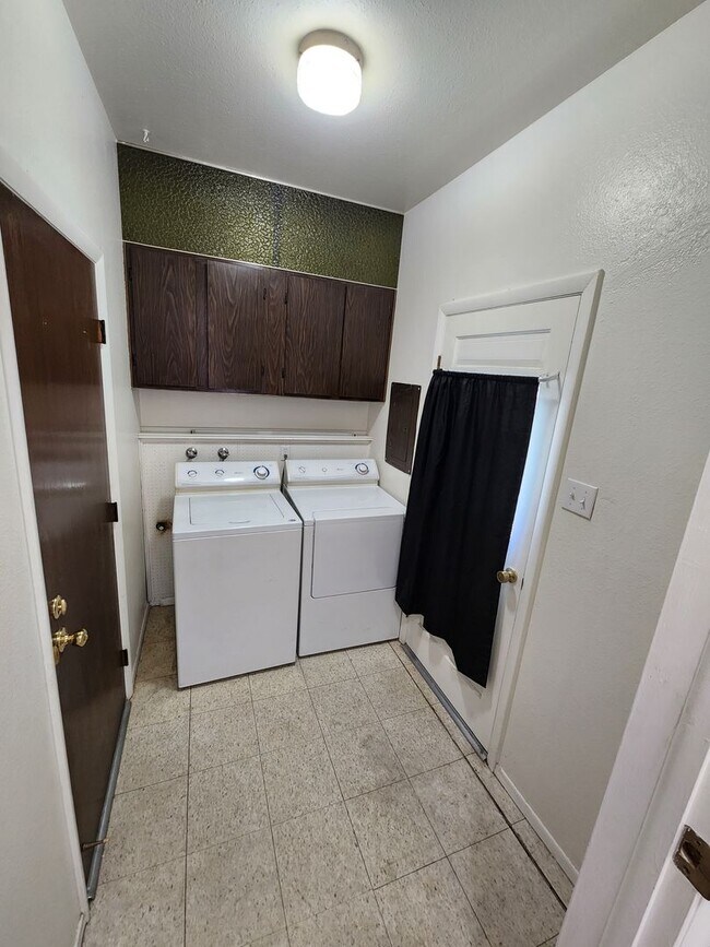 Building Photo - ALL PROSPECTIVE TENANTS MUST SUBMIT A $58 NON-REFUNDABLE APPLICATION FEE PER APPLICANT ONLINE AND...