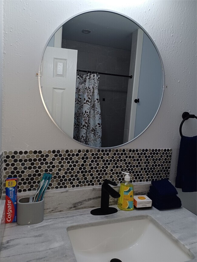 Building Photo - 5815 Schevers St