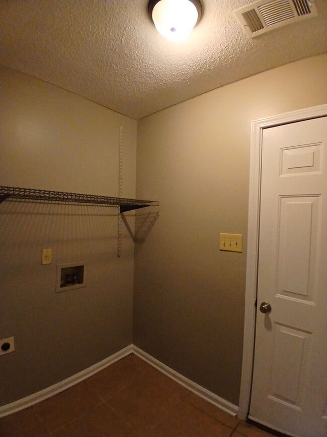 Building Photo - Modern Comfort in a Prime Location - Open To Section 8