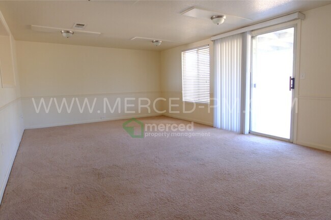 Building Photo - 15290 Sunset Dr