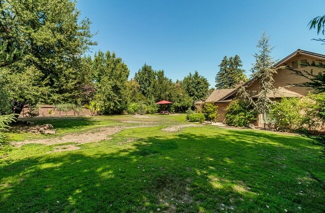 Building Photo - Stunning Woodward Park, Northeast Fresno, ...