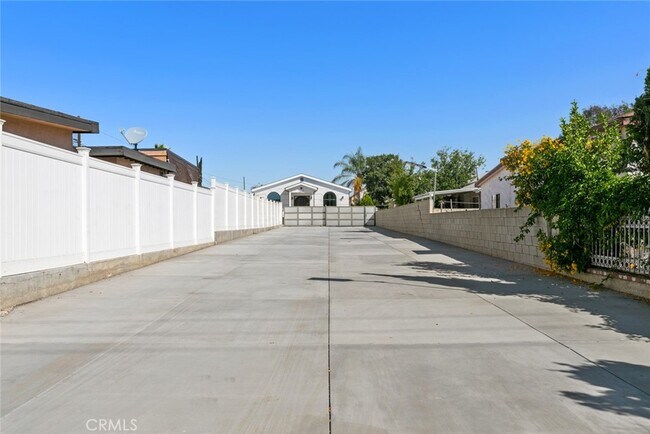 Building Photo - 10863 Nettleton St