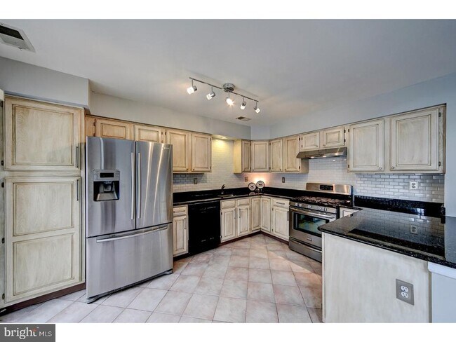 Building Photo - 406 Pebble Creek Ct