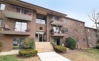 Building Photo - Spacious 1 Br Unit Near Dining and Shopping
