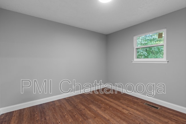 Building Photo - 876 Childress Hollow Rd