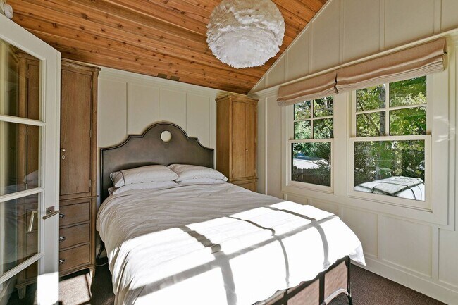 Building Photo - High end, fully furnished (or unfurnished) pair of cottages in Downtown Mill Valley! PROGRESSIVE