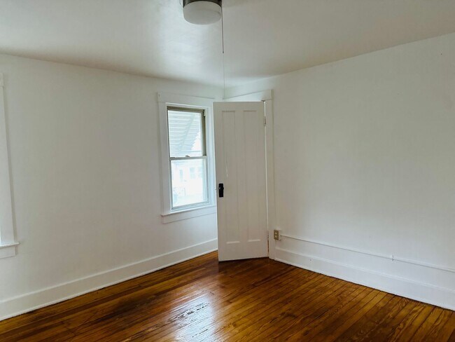 Building Photo - THE CUTEST 3 BEDROOMS SINGLE HOME !! 1St floor bedroom