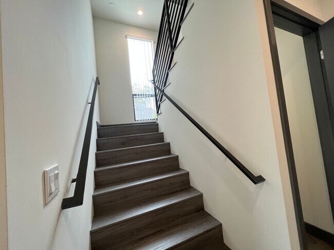 Building Photo - NEW SMART*4BD*4BA*TOWNHOME/ROOF DECK*CENTRAL AIR/HEAT*STAINLESS STEEL APPLIANCES*WASHER/DRYER IN ...