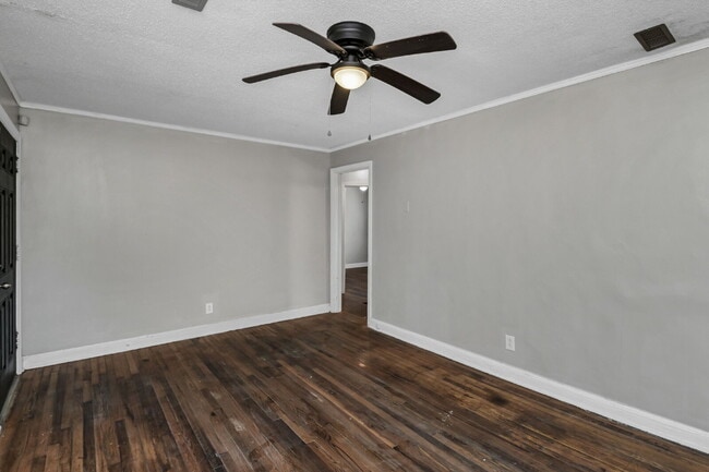 Building Photo - Cozy 2 Bedroom Home with Large Yard | Move-In Ready