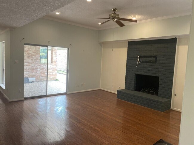 Building Photo - 5 Bendwood Dr