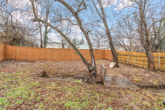 Building Photo - 2603 Louise Ave