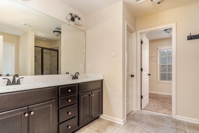 Building Photo - 307 Fieldstone Ln