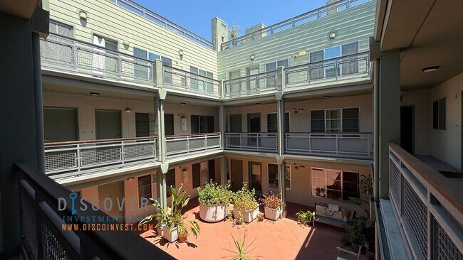 Building Photo - Stylish Uptown Condo in Prime Location