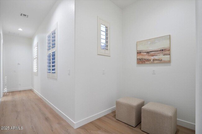 Building Photo - 2025 W Calle Del Sol