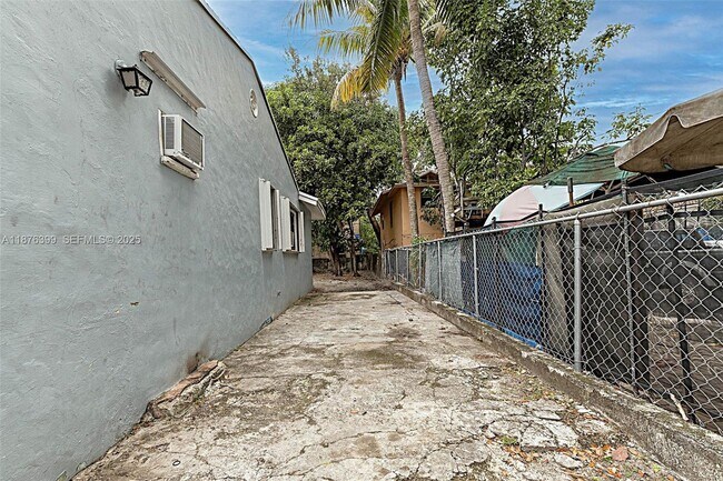 Building Photo - 259 NE 56th St