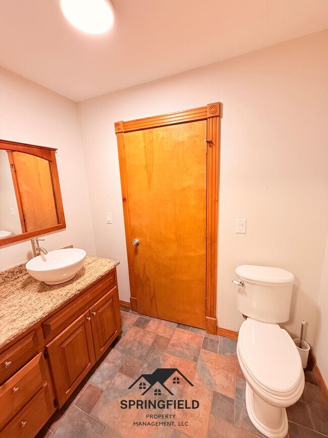 Building Photo - Location-Location, 4 BR / 2 Living Areas in SE Springfield w/ An Amazing Out Door Kitchen - Grill...