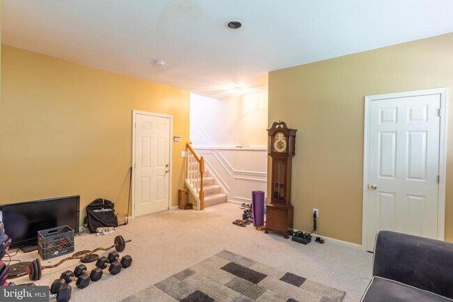 Building Photo - 536 E Boxborough Dr