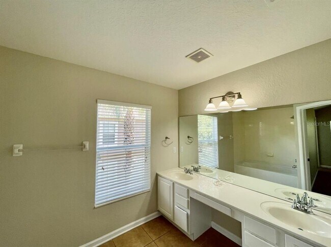 Building Photo - 2511 Stockton Dr