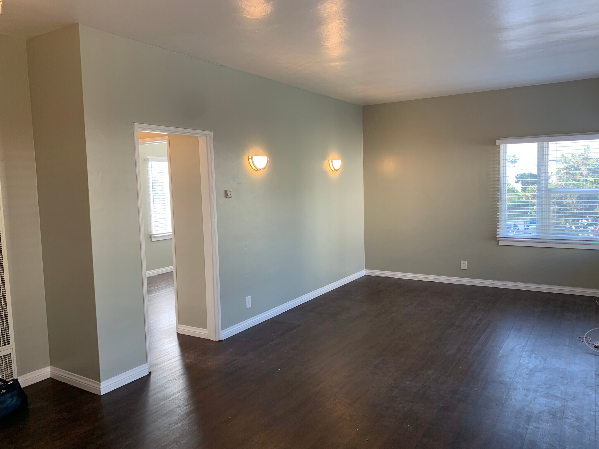 Building Photo - 2028 1/2 S West View St