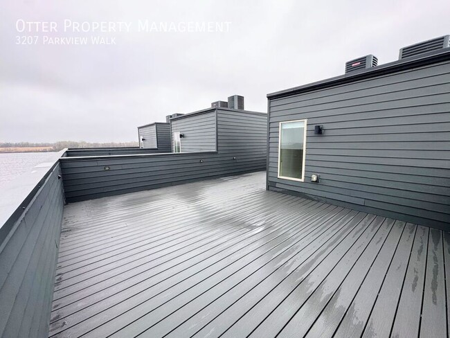 Building Photo - 3207 Parkview Walk