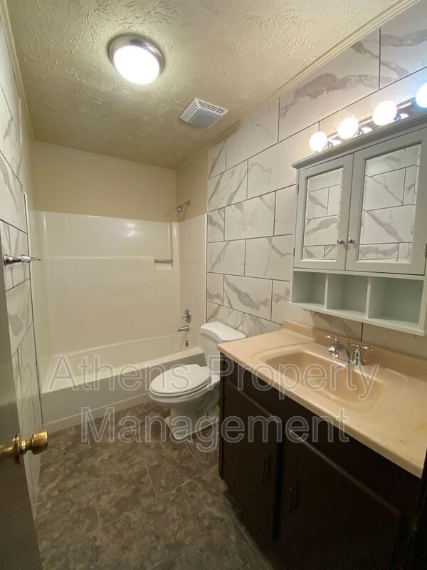 Building Photo - 1083 Kings Mill Run N