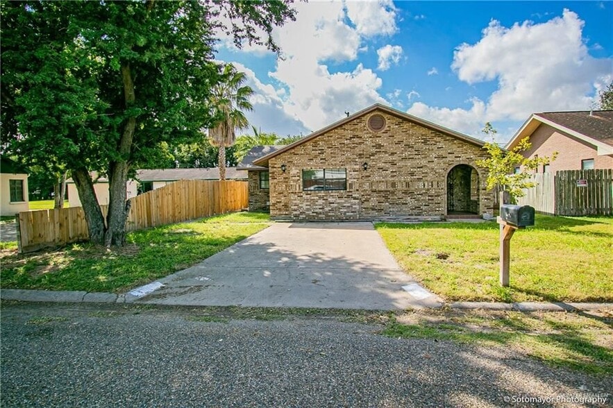 Primary Photo - 116 W Enfield Rd