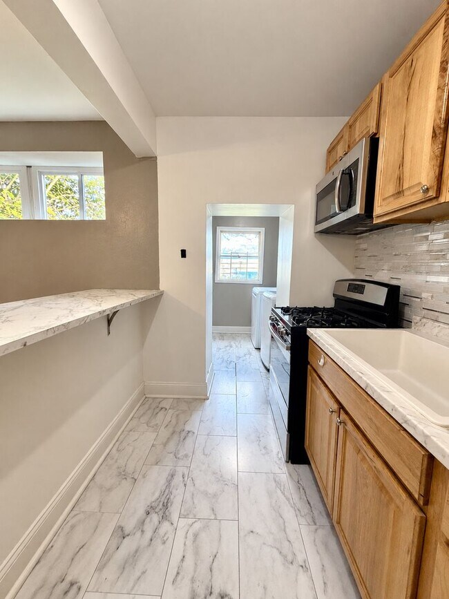 Building Photo - 6744 Linmore Ave