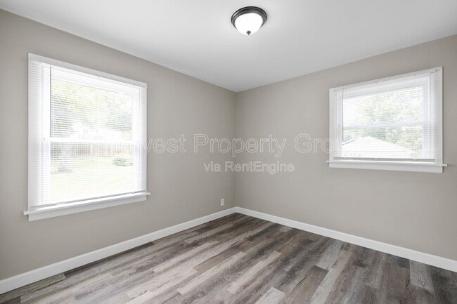 Building Photo - 438 Bush Dr