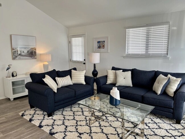 Building Photo - Renovated Home - Sleeps 6 - Winter Rental Only