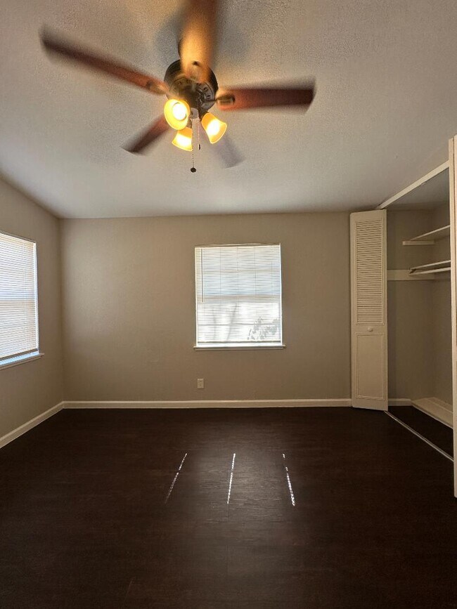 Building Photo - 5127 Village Green