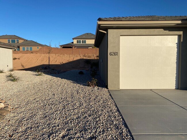 Building Photo - Beautiful 3 Bedroom Single Level Home in S...