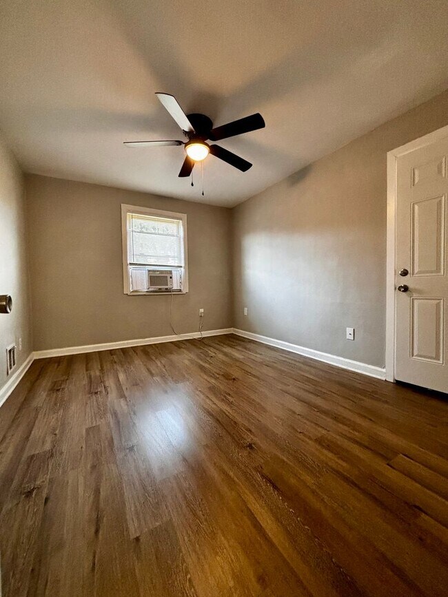 Building Photo - Newly Renovated 2 bedroom in Fairborn! Close to Wright Patt and I-675
