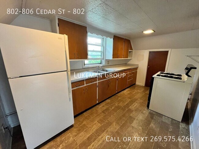 Building Photo - 802-806 Cedar St-802